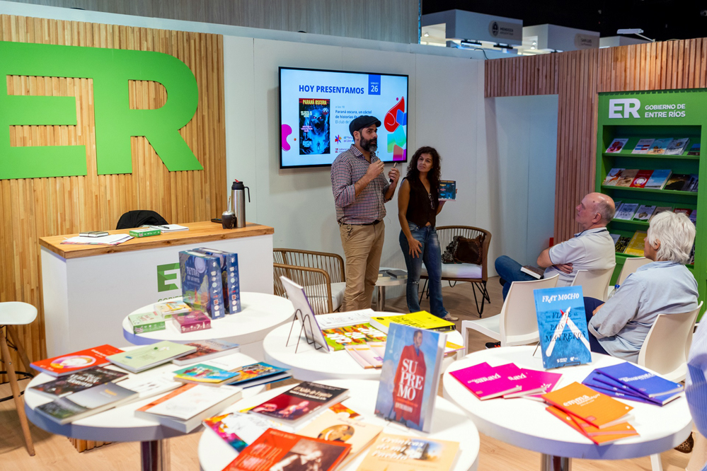 EL STAND DE ENTRE RÍOS EN LA FERIA INTERNACIONAL DEL LIBRO TUVO UNA INTENSA ACTIVIDAD LITERARIA