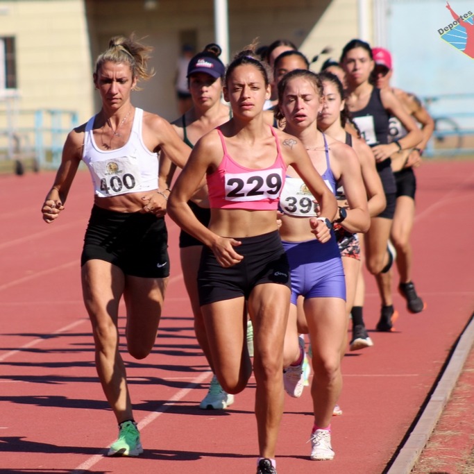 DESTACADA ACTUACION DE LOS ATLETAS DEL TEAM DEPORTES VILLA ADELA EN LA PISTA DEL POLIDEPORTIVO